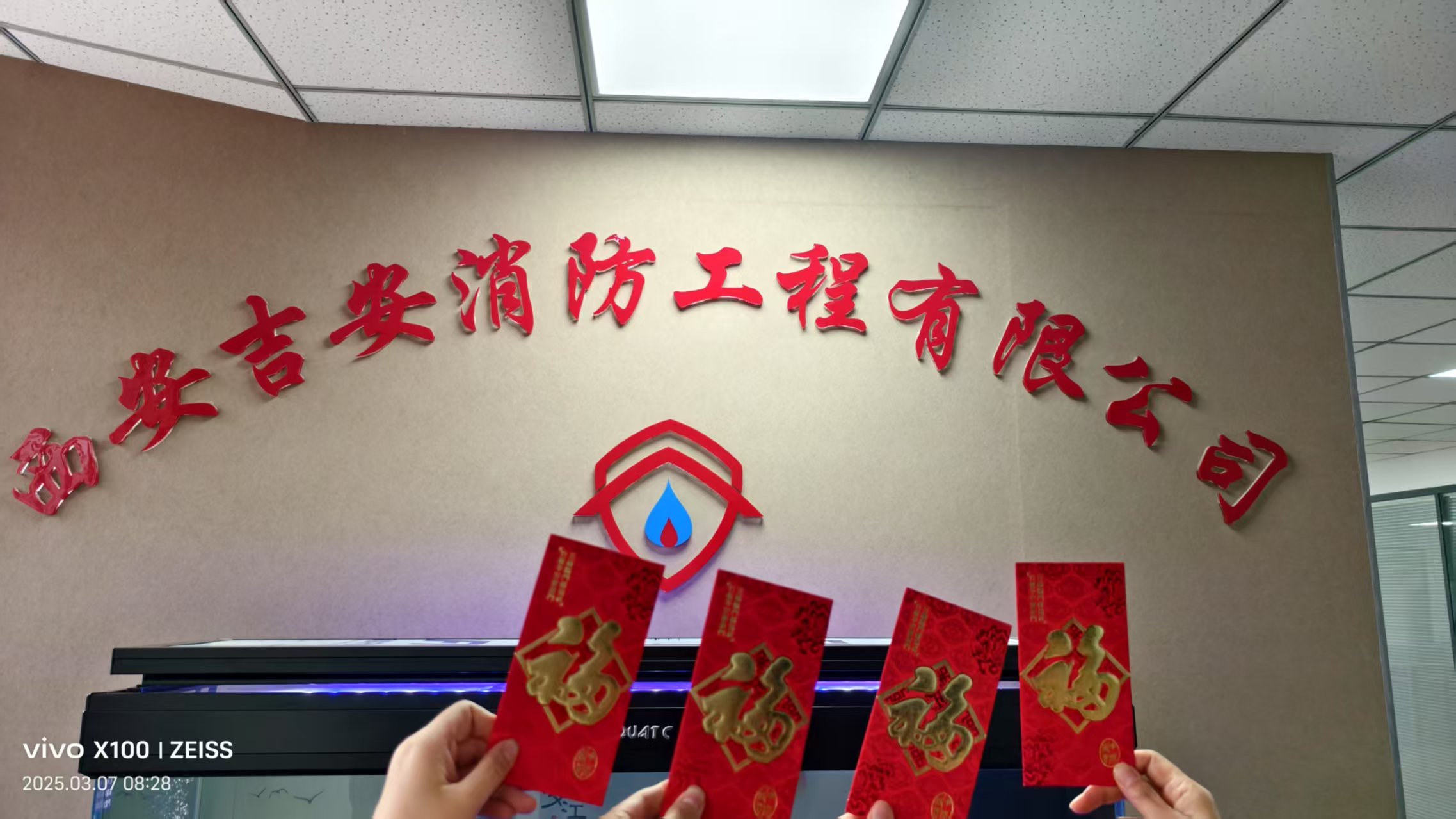 礼赞巾帼力量，凝聚奋进之光